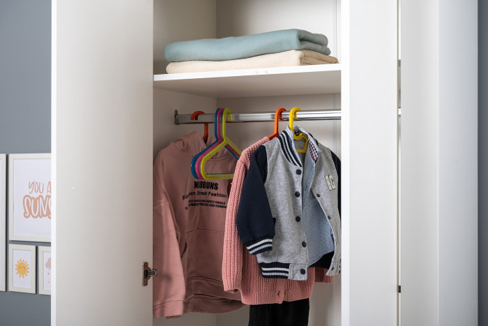 Джастин 13.339 Шкаф для одежды с ящиками, цвет белый шагрень/дуб белый эксклюзив, ШхГхВ 86х54,8х225,8 см.